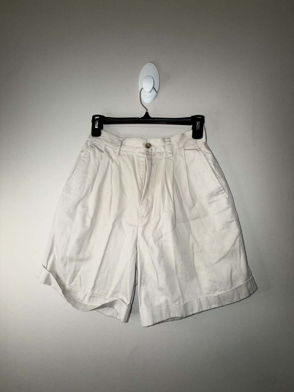 Eddie Bauer Women's Classic Fit Pleated Chino Shorts, Off-White, Size 4